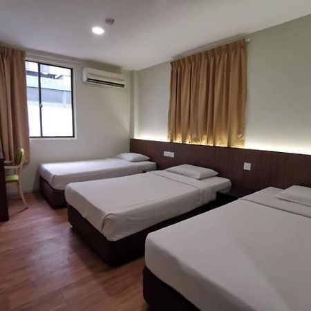 Hotel Holiday Кота Кинабалу Екстериор снимка