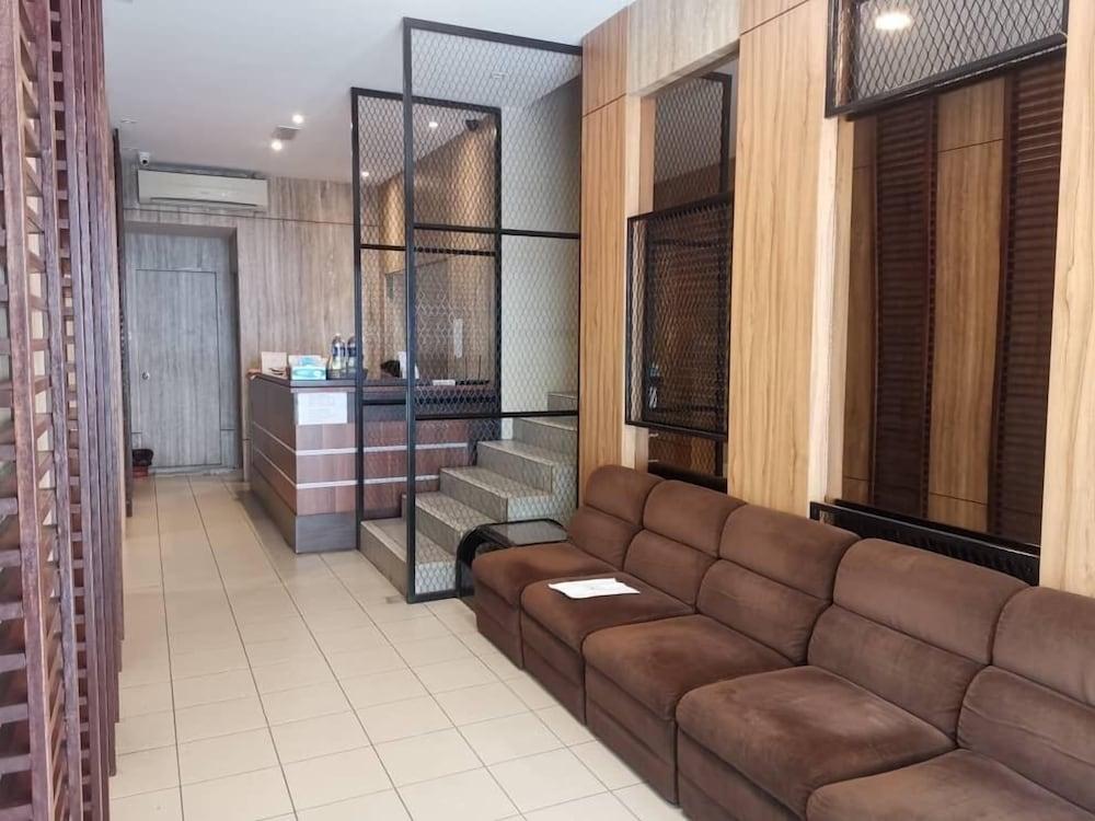 Hotel Holiday Кота Кинабалу Екстериор снимка