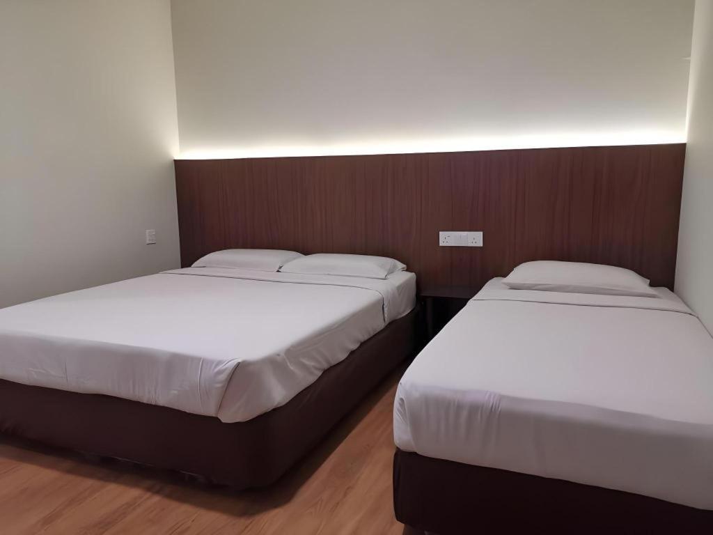 Hotel Holiday Кота Кинабалу Екстериор снимка