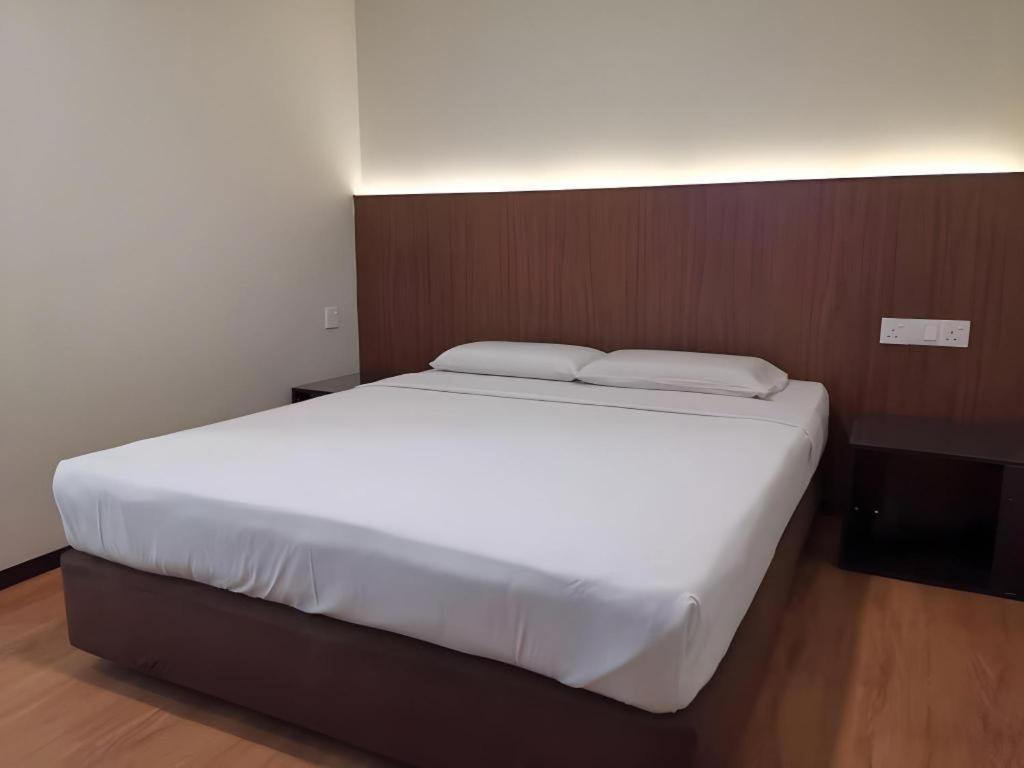 Hotel Holiday Кота Кинабалу Екстериор снимка