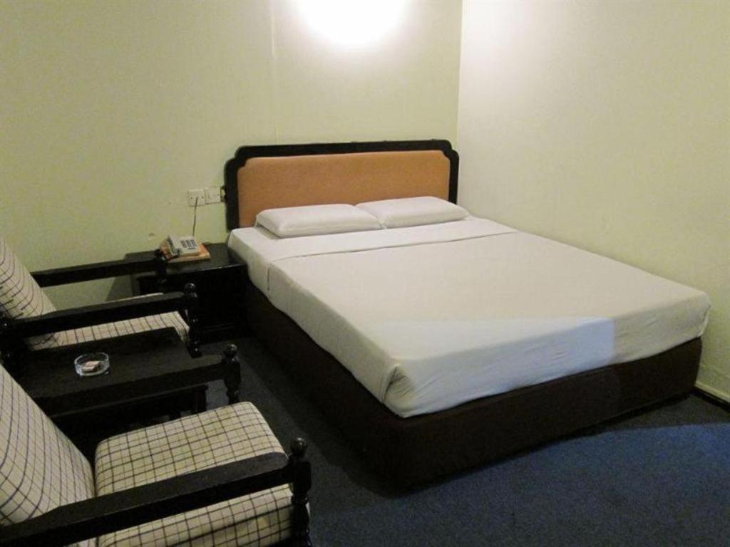 Hotel Holiday Кота Кинабалу Екстериор снимка