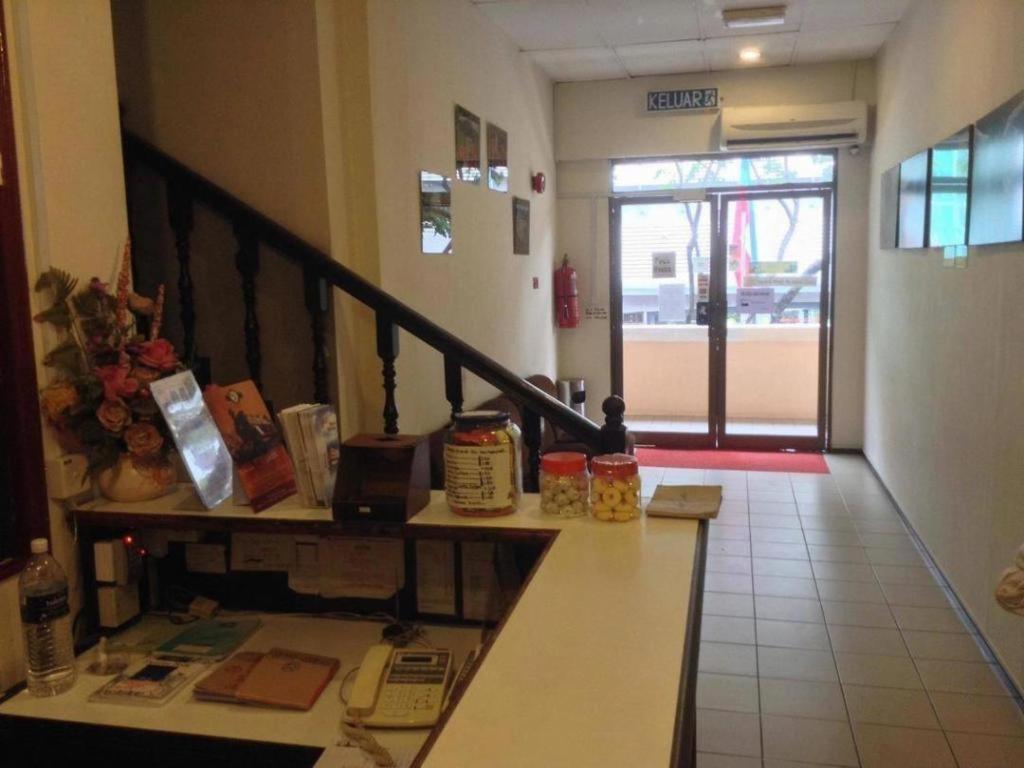 Hotel Holiday Кота Кинабалу Екстериор снимка