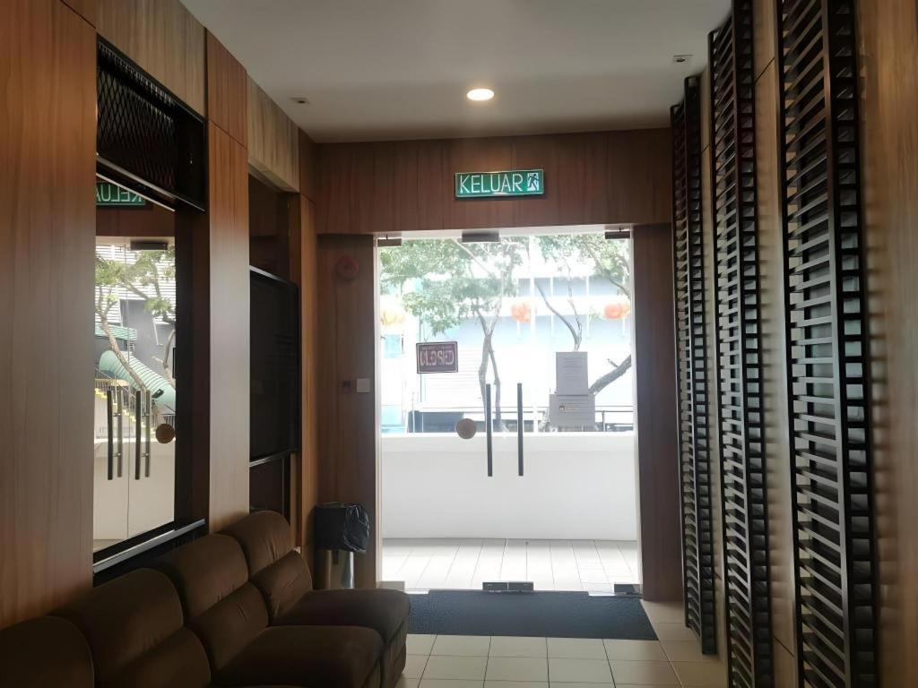 Hotel Holiday Кота Кинабалу Екстериор снимка