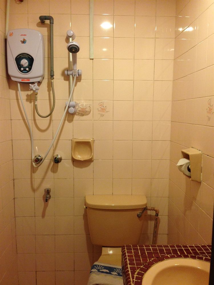 Hotel Holiday Кота Кинабалу Екстериор снимка