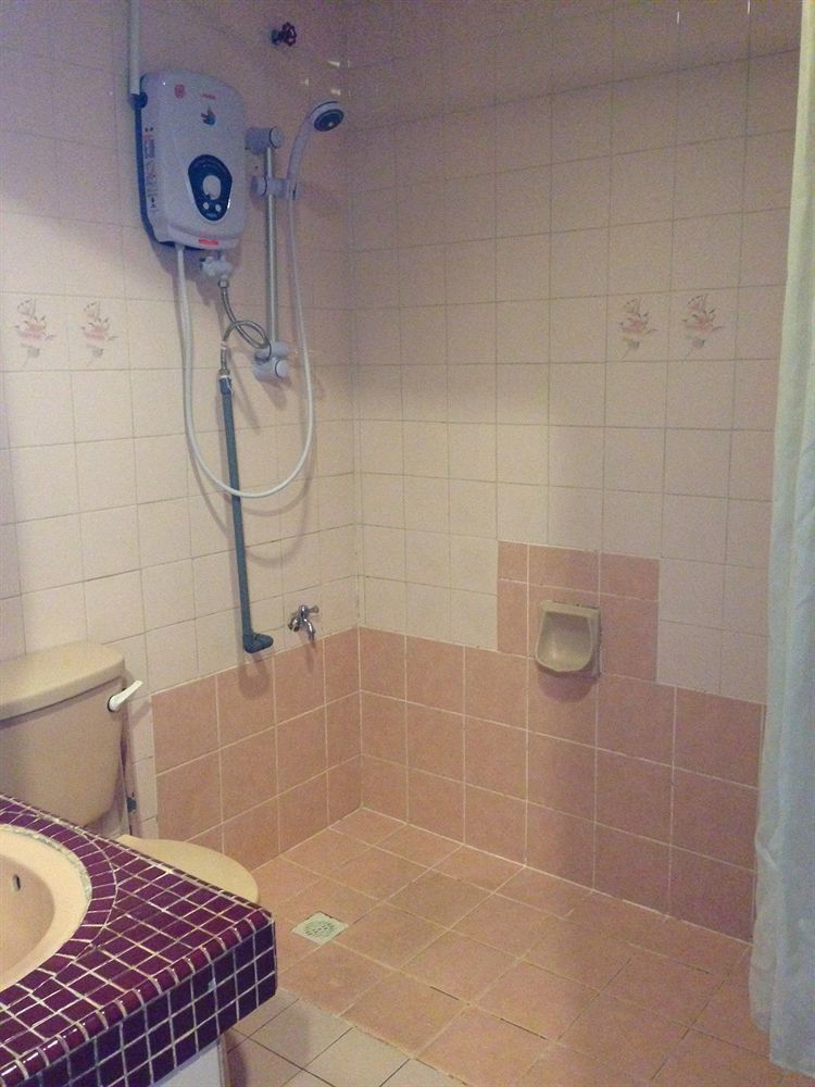 Hotel Holiday Кота Кинабалу Екстериор снимка