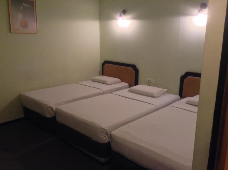 Hotel Holiday Кота Кинабалу Екстериор снимка