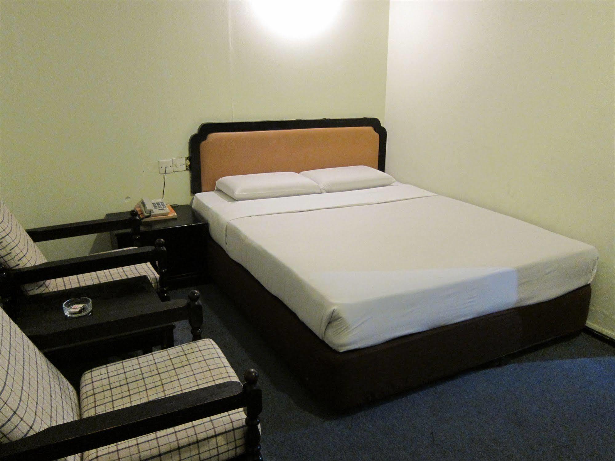 Hotel Holiday Кота Кинабалу Екстериор снимка