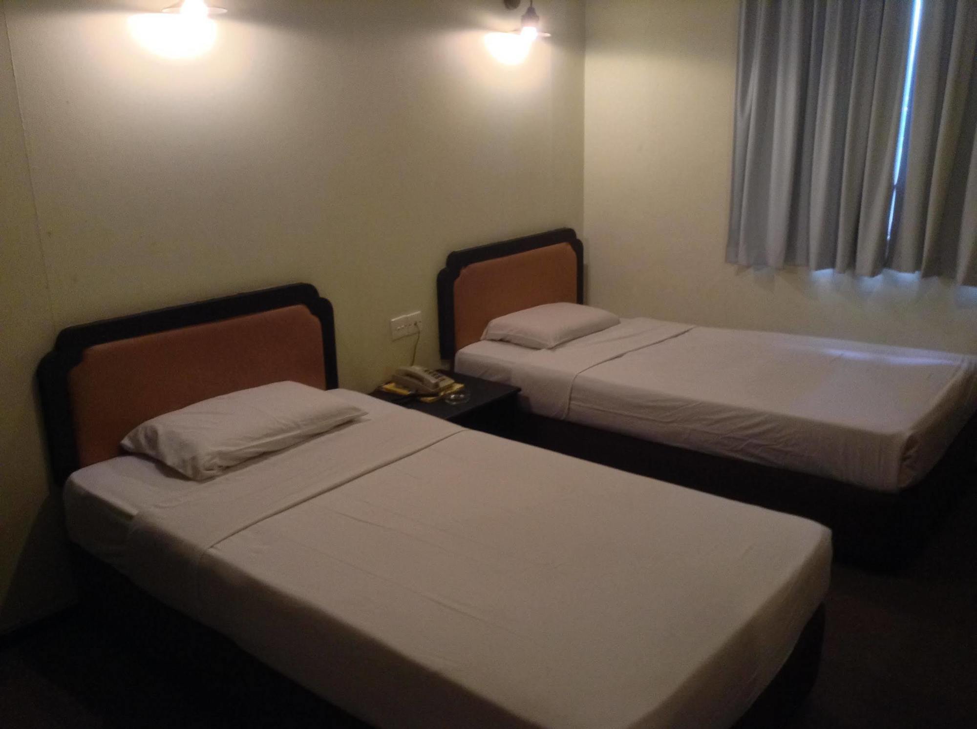 Hotel Holiday Кота Кинабалу Екстериор снимка